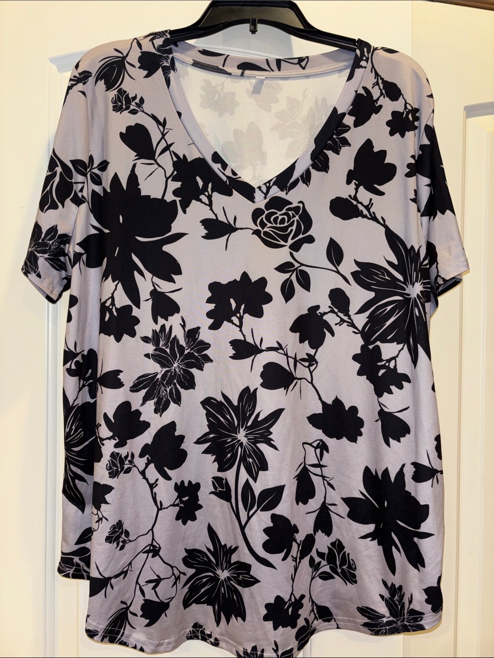 NWOT. XL Women's V-Neck Floral Print Top in Light Gray and Black.
